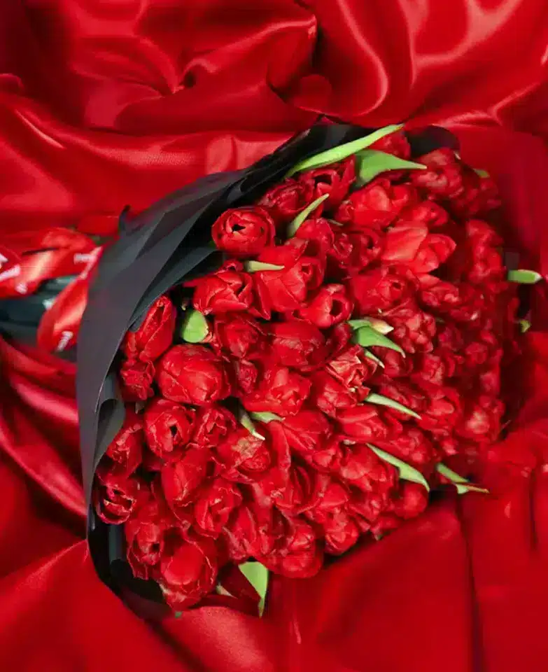 ⁦50 باقة زهور الزنبق الأحمر⁩ - الصورة ⁦2⁩