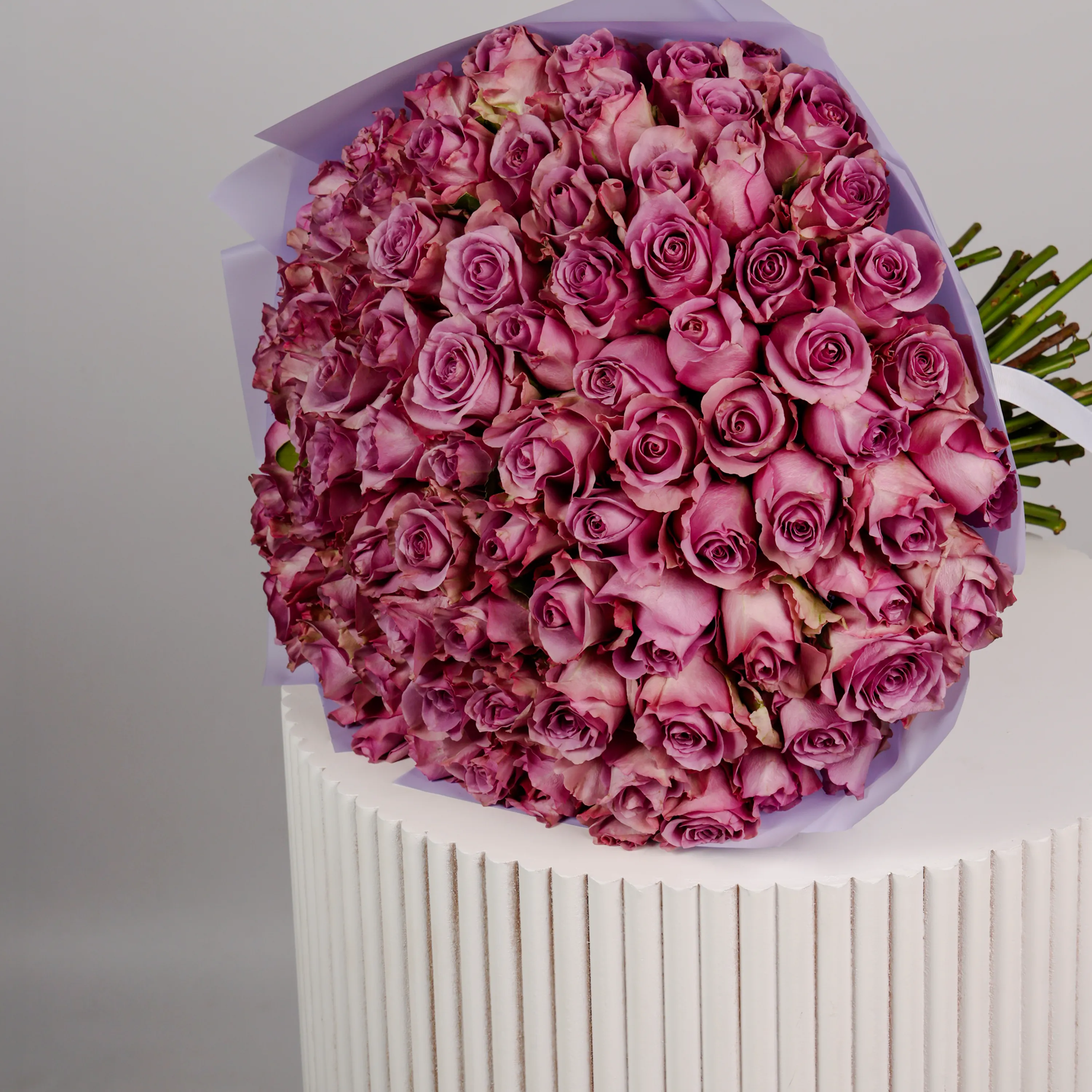 100/101 Purple Roses Arrangement - الصورة 2