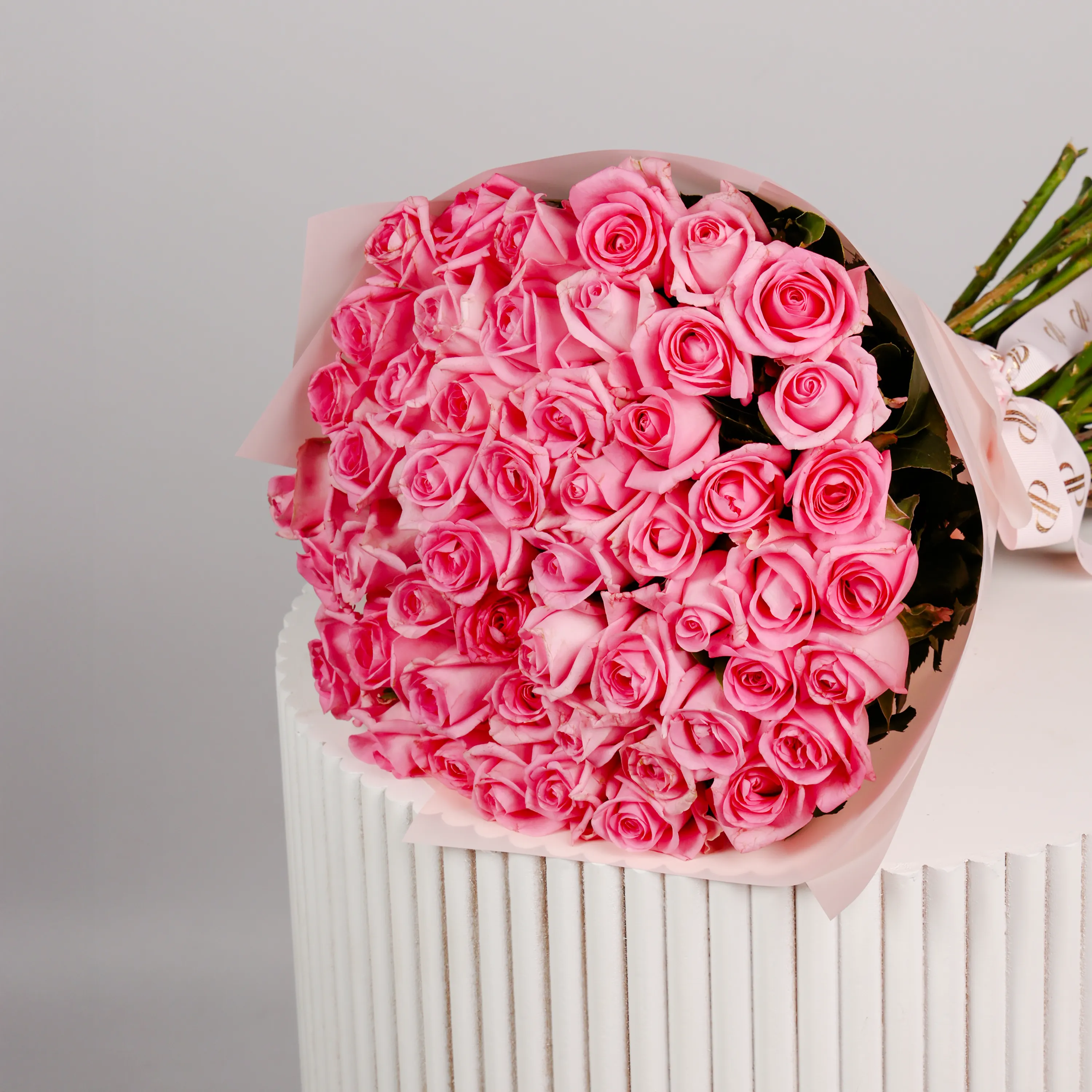 50 Pink Roses Arrangement - الصورة 2